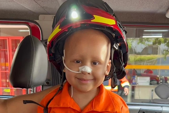 Menino leucemia ganha dia de bombeiro em Belo Horizonte Tecle Mídia