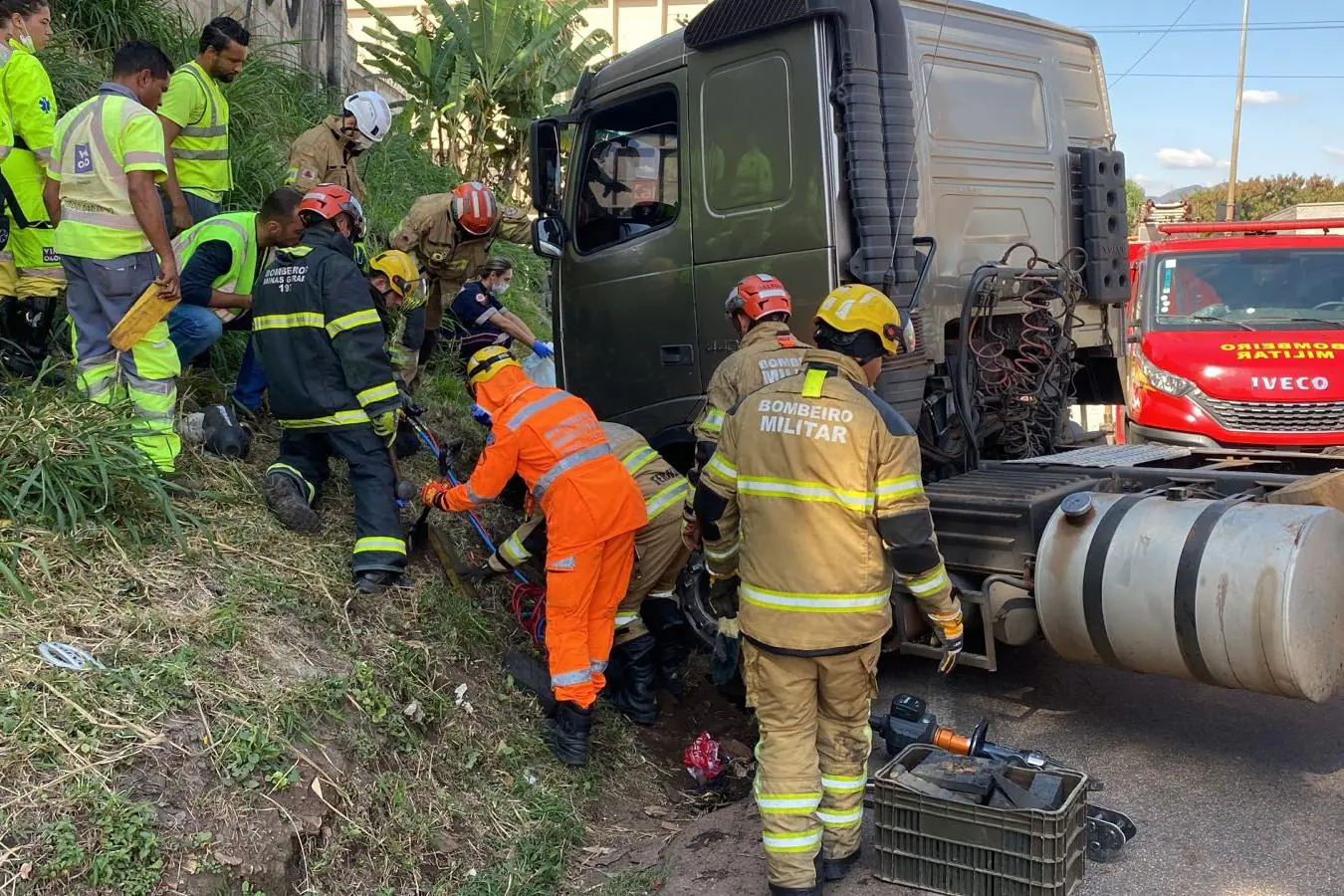 Motociclista Perde Perna Depois De Cair Embaixo De Carreta No Anel