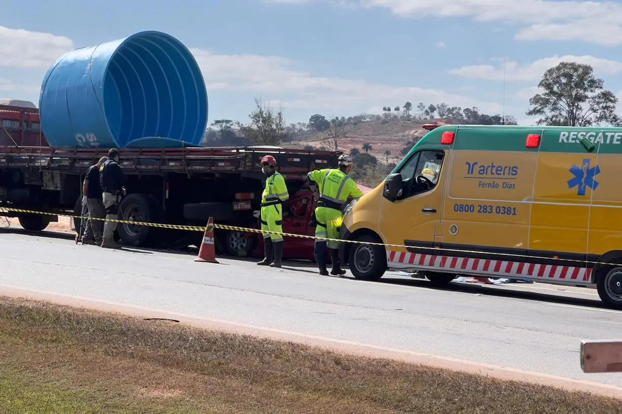 Br Em Betim Batida Entre Caminh O E Carro De Passeio Deixa Uma