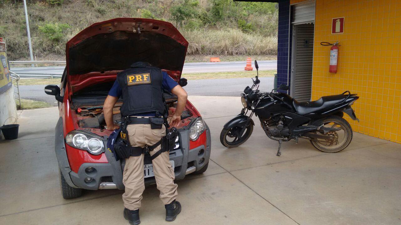 Momento em que o Policia da Policia Rodoviária Federal averiguava as procedências do veículo (Foto: Divulgação/PRF)