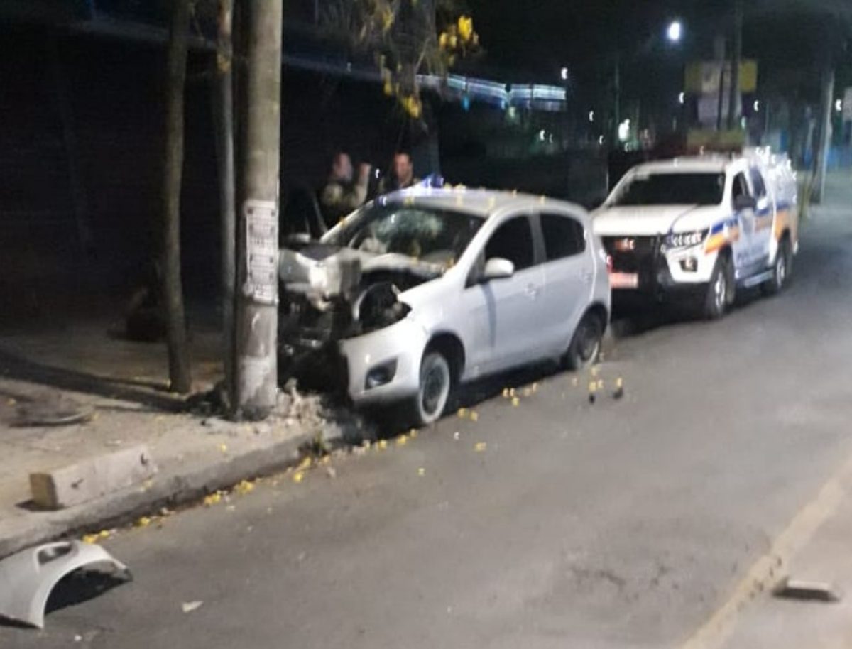 Dupla pede corrida em aplicativo, rouba carro de motorista, mas