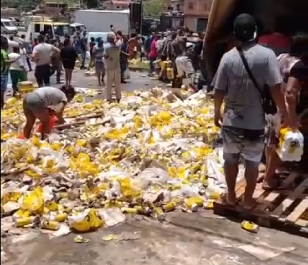 Carreta carregada de cerveja tomba na BR e populares saqueiam carga veja vídeo Tecle Mídia