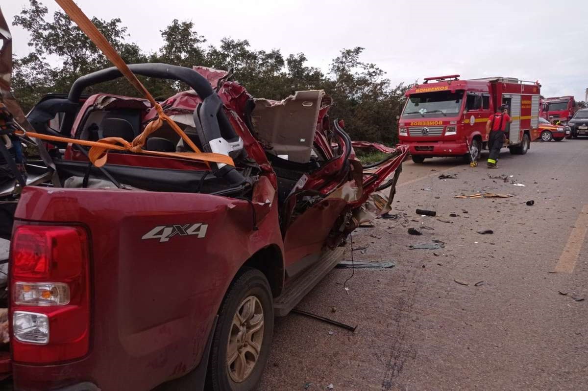 Dois homens ficam feridos em acidente entre carro e carreta na BR-251