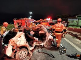 O carro ficou totalmente danificado após bater na mureta. — Foto: CBMMG