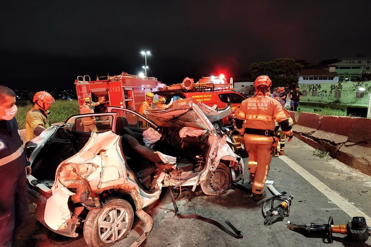 O carro ficou totalmente danificado após bater na mureta. — Foto: CBMMG 