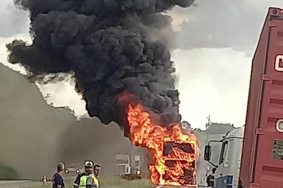 Ônibus foi tomado pelas chamas. — Foto: Redes Sociais