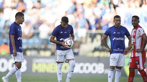 Bruno Rodrigues, de falta, marcou o único gol do Cruzeiro no empate com o Democrata-SL (Foto: Staff Images/Cruzeiro)
