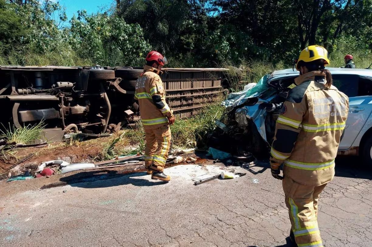 O motorista do ônibus contou que um dos pneus do veículo estourou, o que fez com que ele perdesse o controle da direção — Foto: Corpo de Bombeiros/Divulgação
