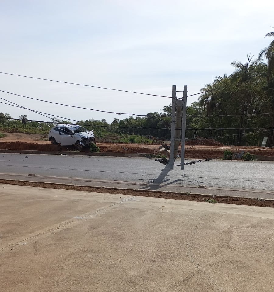 O carro ficou com a frente danificada e o poste caiu 