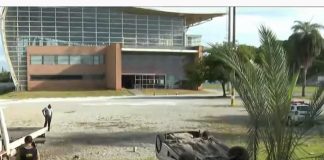 Carro capota em campus da UFMG — Foto: Reprodução/TV Globo