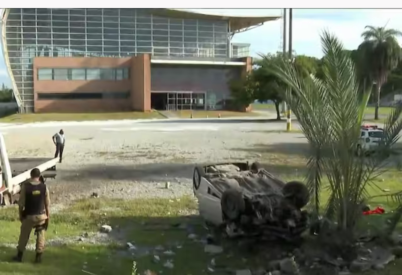 Carro capota em campus da UFMG — Foto: Reprodução/TV Globo