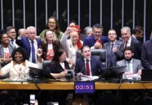 Câmara aprova PEC que acaba com escala 6×1 e reduz jornada de trabalho no Brasil