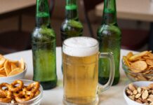 Homem consome bebidas e salgados e tenta sair sem pagar em comércio de Sete Lagoas