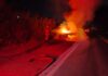 Mãe para no acostamento e salva filhos antes de carro ser destruído por incêndio na BR-265