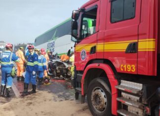 Acidente com cerca de 20 veículos deixa vítimas e interdita a BR-262, em Betim