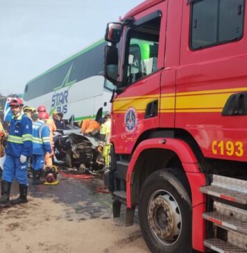 Acidente com cerca de 20 veículos deixa vítimas e interdita a BR-262, em Betim