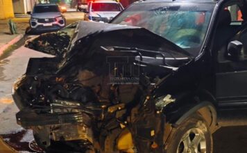 Mulher perde controle da direção, atinge veículo e derruba muro em Sete Lagoas