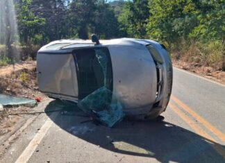 Motorista desvia de pedra na pista, perde controle e capota veículo em Inhaúma