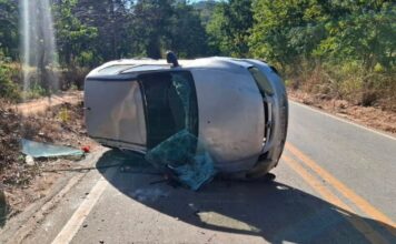 Motorista desvia de pedra na pista, perde controle e capota veículo em Inhaúma