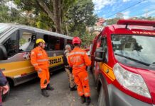 Van escolar com 13 crianças se envolve em acidente e mobiliza equipes de resgate na Grande BH