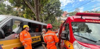 Van escolar com 13 crianças se envolve em acidente e mobiliza equipes de resgate na Grande BH