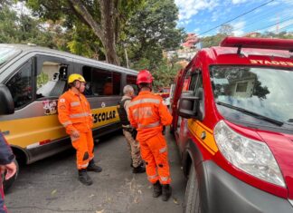 Van escolar com 13 crianças se envolve em acidente e mobiliza equipes de resgate na Grande BH
