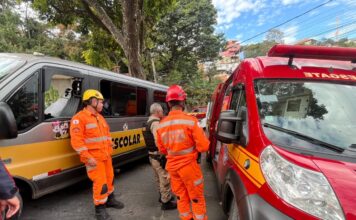 Van escolar com 13 crianças se envolve em acidente e mobiliza equipes de resgate na Grande BH