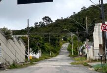 Carro despenca em ribanceira na Serra de Santa Helena e ocupantes são socorridos em Sete Lagoas