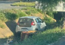 Fiat Mobi cai dentro de córrego no bairro Montreal, em Sete Lagoas
