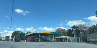 Quadrilha armada invade posto de combustíveis e rouba dinheiro às margens da BR-040, em Paraopeba