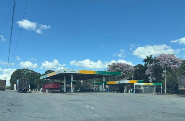 Quadrilha armada invade posto de combustíveis e rouba dinheiro às margens da BR-040, em Paraopeba