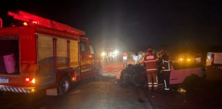 Motorista fica preso às ferragens após grave acidente entre caminhonete e carreta na BR-365