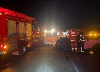 Motorista fica preso às ferragens após grave acidente entre caminhonete e carreta na BR-365