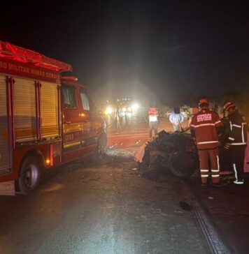 Motorista fica preso às ferragens após grave acidente entre caminhonete e carreta na BR-365