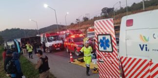 Atualização: motorista teria passado mal antes de ônibus tombar na BR-040; 16 pessoas ficaram feridas