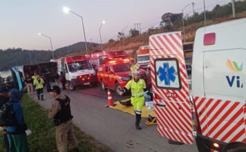 Atualização: motorista teria passado mal antes de ônibus tombar na BR-040; 16 pessoas ficaram feridas