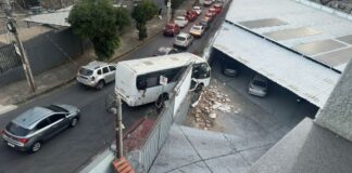 Micro-ônibus bate em muro e fica pendurado em barranco no bairro Jardim América, em BH