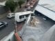 Micro-ônibus bate em muro e fica pendurado em barranco no bairro Jardim América, em BH