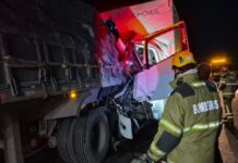 Motorista fica preso às ferragens após colisão entre caminhões na BR-135, em Montes Claros