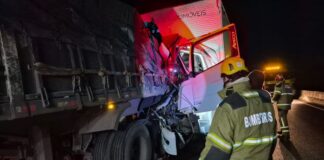 Motorista fica preso às ferragens após colisão entre caminhões na BR-135, em Montes Claros
