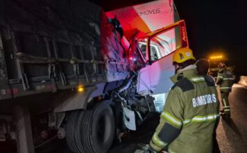 Motorista fica preso às ferragens após colisão entre caminhões na BR-135, em Montes Claros