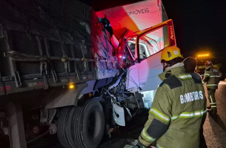 Motorista fica preso às ferragens após colisão entre caminhões na BR-135, em Montes Claros