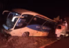 Mãe e filho de 5 anos morrem em grave acidente entre carreta e ônibus na BR-135, em Buenópolis