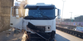 Caminhoneiro é baleado após perseguição policial e sequência de batidas no Anel Rodoviário de BH