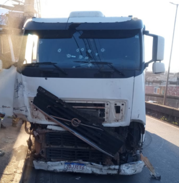 Caminhoneiro é baleado após perseguição policial e sequência de batidas no Anel Rodoviário de BH