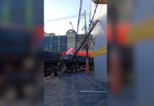 Carreta bitrem derruba poste e causa transtornos no Centro de Sete Lagoas