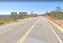 Duas pessoas ficam feridas em acidente envolvendo moto e carro na MG-010