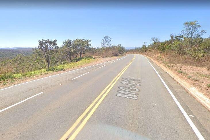 Duas pessoas ficam feridas em acidente envolvendo moto e carro na MG-010