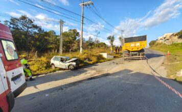 Colisão entre carro e caminhão deixa motorista presa às ferragens em Ibirité