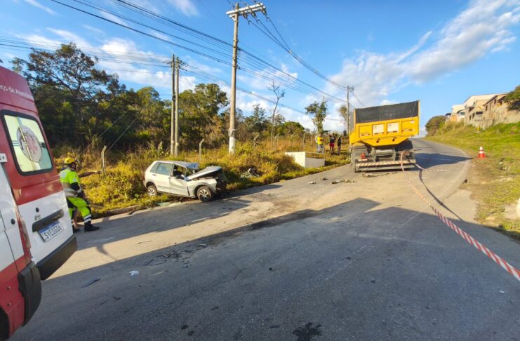 Colisão entre carro e caminhão deixa motorista presa às ferragens em Ibirité